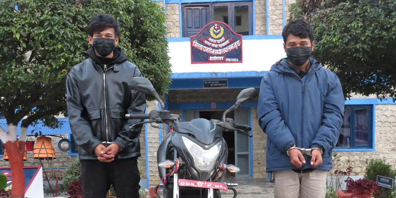 लमजुङबाट मोटरसाईकल चोरी गरेर भागेका तर काठमाण्डौबाट पक्राउ परेका अभियुक्त