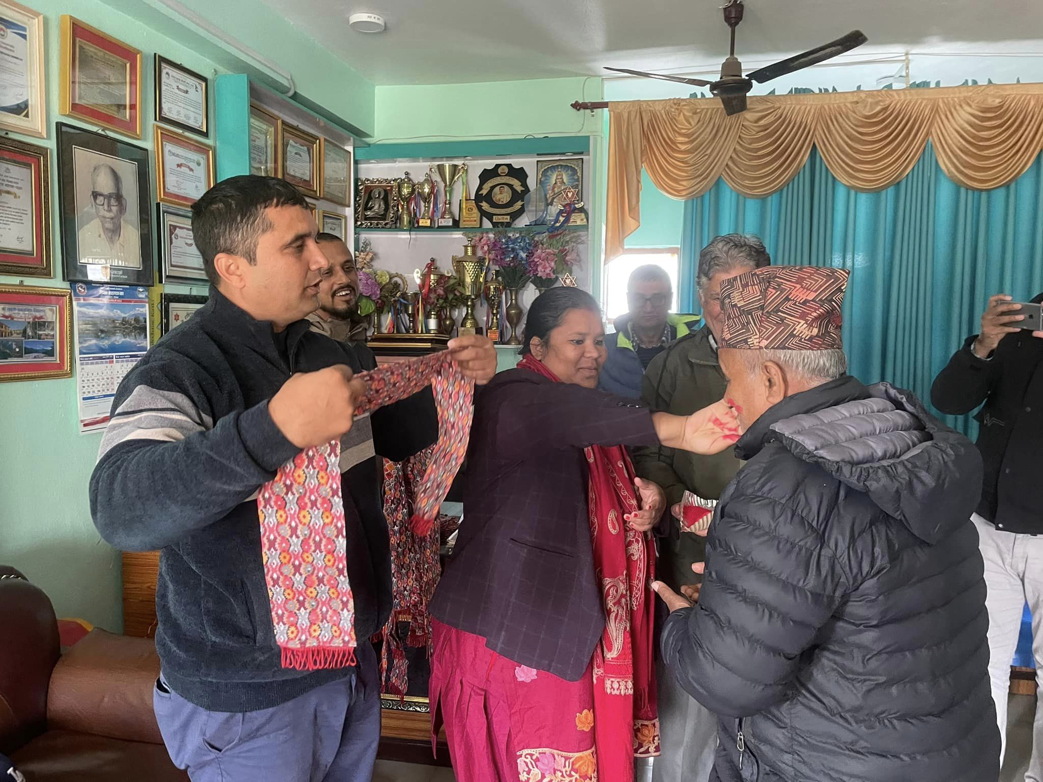 बिन्द्याबासिनी मावि बाटुलेचौर पोखराको शिक्षक अभिभावक संघको अध्यक्ष भिम प्रसाद पौडेललाई बधाई दिंदै पोखरा १६ का वडाध्यक्ष अमृत प्रसाद शर्मा तिमिल्सिना र वडा सदस्य मन्जु नेपाली