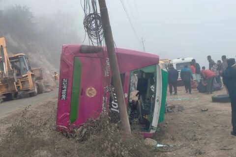 पोखरा आउंदै गरेको बस तनहुँको कमलबारीमा दुर्घटना : १८ यात्रु घाइते (नामावली सहित)
