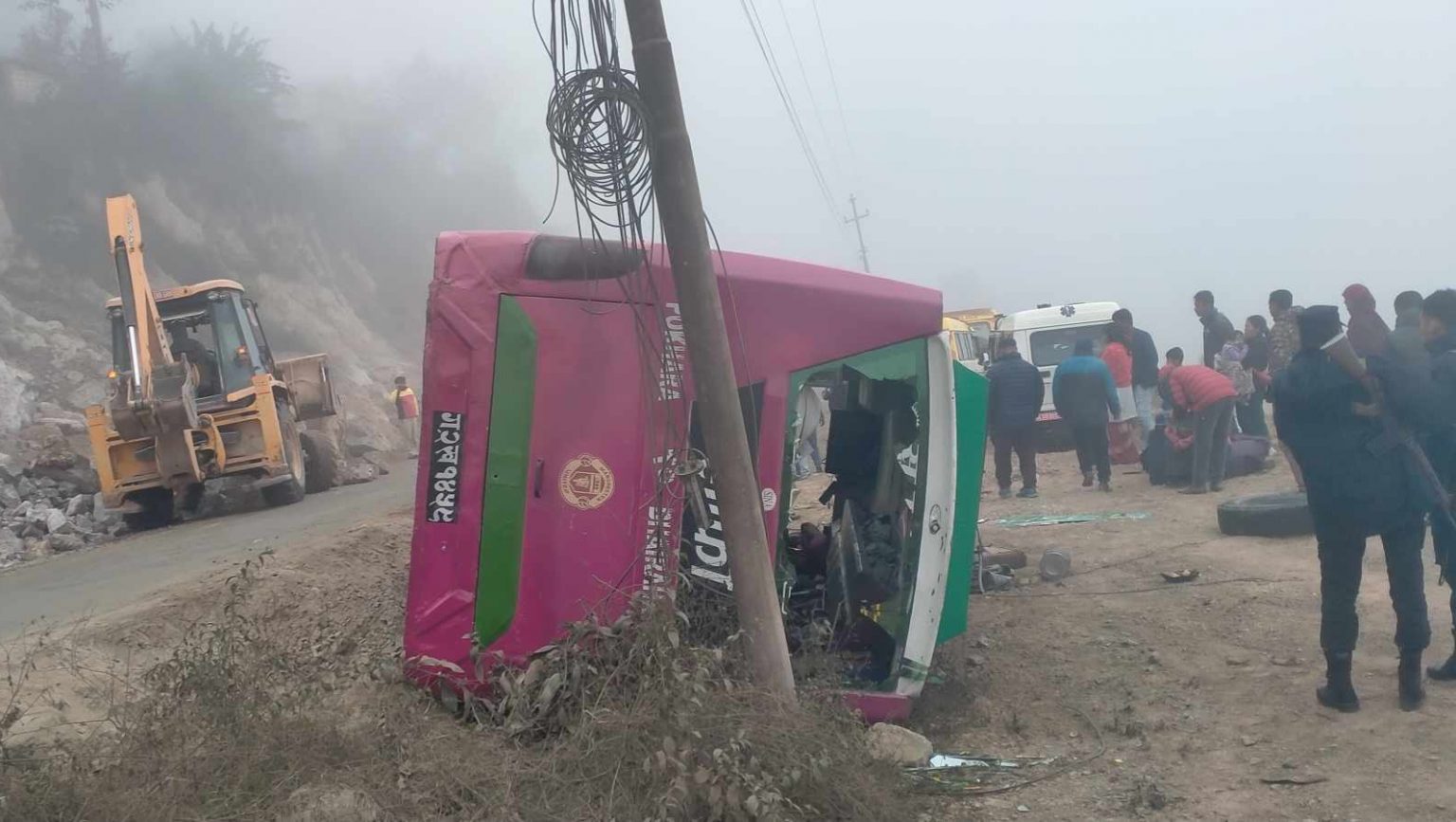 तनहुँको कमलबारीमा दुर्घटनाग्रस्त बस