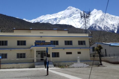 पोखरा विमानस्थलबाट पक्राउ परेकी पोखराकी महिला जोमसोम प्रहरीमा पुर्याइन्