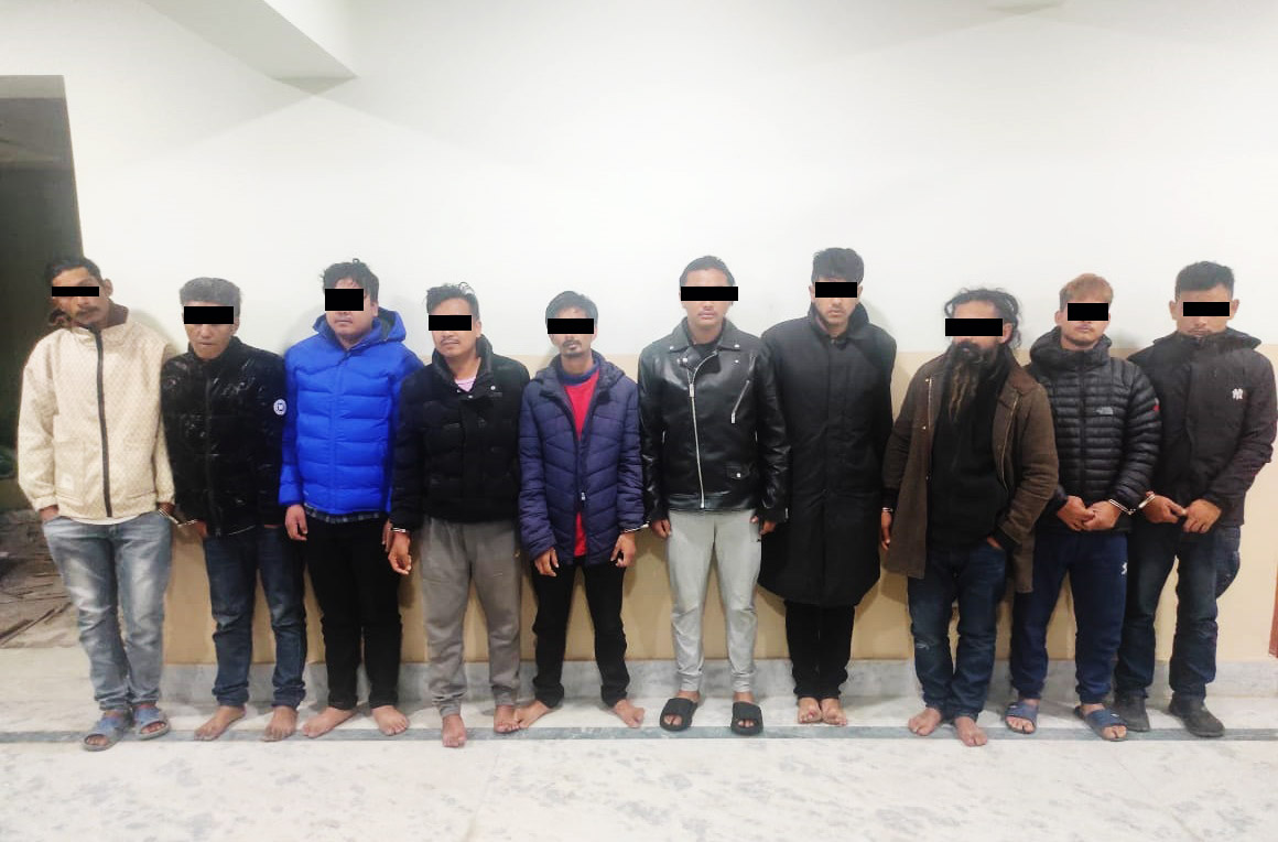 पोखराको लेकसाइडमा पर्यटकलाई हैरानी दिनेहरु