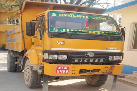 एक्याप क्षेत्रबाट अबैध रुपमा निर्माण सामाग्री ओसारपसार गर्ने ट्रिपर र चालकसहित पक्राउ