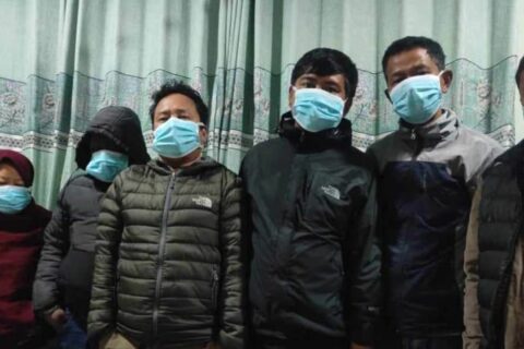 पोखराको राष्ट्रबैंक चोकस्थित खाजाघरमा जुवातास खेलिरहेका खाजाघर संचालिकासहित छ जना जुवाडे पक्राउ