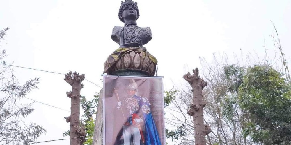 तनहुँको दमौलीस्थित प्रशासन चोकमा फेरि ठड्याइयो राजा महेन्द्रको पूर्णकदको शालिक