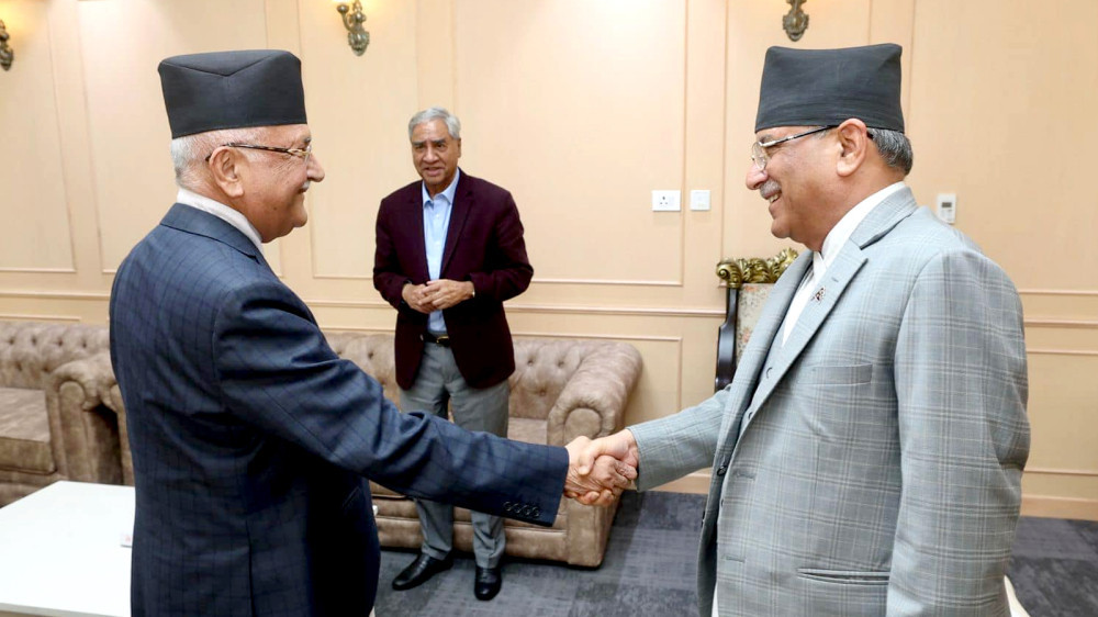 प्रचण्ड र केपी शर्मा ओली हात मिलाएको हेर्दै शेर बहादुर देउबा