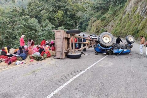 दाङमा ट्रयाक्टर दुर्घटना : बिहेको लागि पात टिप्न गएका एकै गाउँका २८ जना महिला घाइते