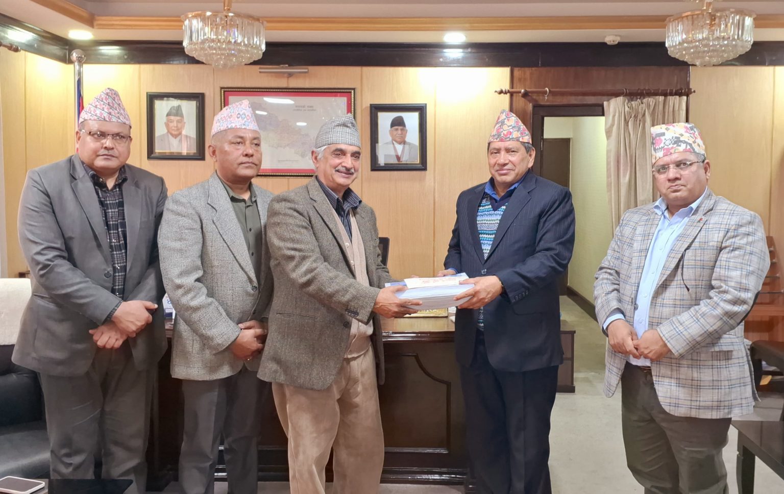 बालकुमारी गोली काण्ड जाँचबुझ आयोगले गृहमन्त्रीलाई बुझायो बालकुमारी घटनाको प्रतिवेदन