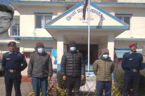 आफ्नै घरमा छोरीसित प्रेमीसंगै देखे पछि परिवारले प्रेमीलाई खुकुरीले छप्काए
