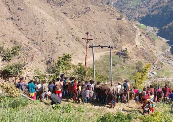बिजुलीको पोलमा करेन्ट