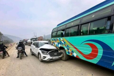तनहुँमा रोकिराखेको बसमा कार ठोक्कियो, पोखराका तीन जना युवा घाइते