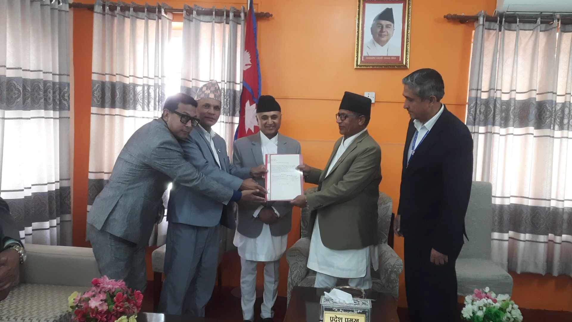 गण्डकी प्रदेशमा मुख्यमन्त्री दाबी पेश गर्दै एमाले संसदीय दलका नेता खगराज अधिकारी