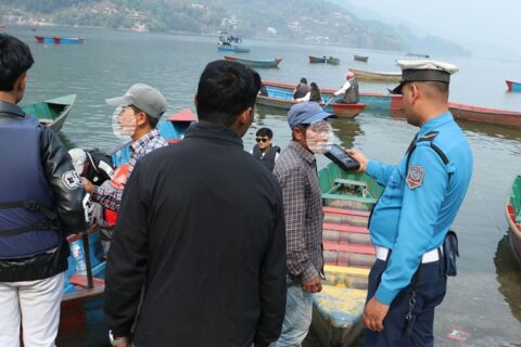 मदिरा सेवन गरेर फेवातालमा डुङ्गा चलाएको भेटिएपछि एक जना डुङ्गाचालक समातिए