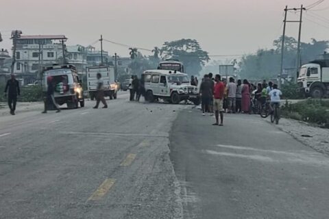 झापामा एकाबिहानै कार र मोटरसाइकल ठोक्किए : मोटरसाइकलमा सवार तीनै जनाको मृत्यु