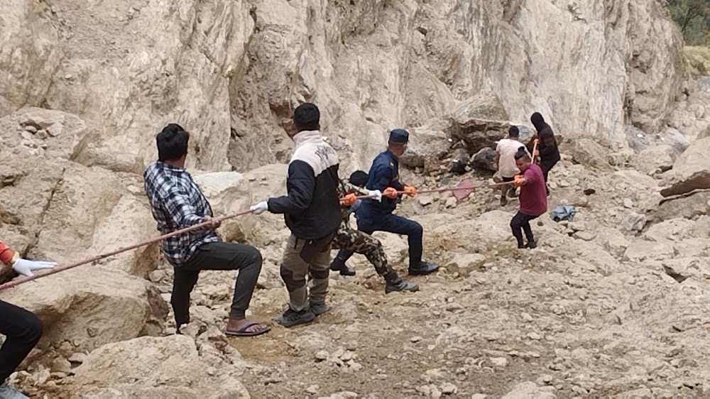 लमजुङमा दुर्घटनाग्रस्त सुपर न्यादी जलविद्युत आयोजनाको बोलेरो जिप तान्दै स्थानीय बासिन्दा र सुरक्षाकर्मी