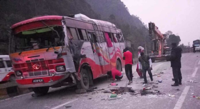 पोखरा २५ सुइंखेतमा दुर्घटनाग्रस्त बस