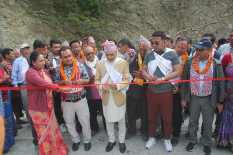 मुख्यमन्त्री अधिकारीले एकैदिन  पोखरा १६ अर्मलाका दुई वटा पुल र एक पिच बाटो उद्घाटन गरे