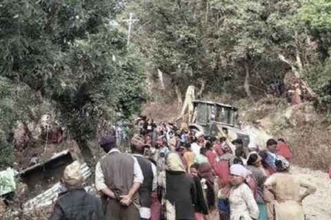 बिजुलीको पोल बोकेको ट्याक्टर दैलेखमा पल्टियो : एकजनाको मृत्यु, ६ घाइते