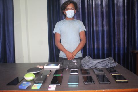 मोबाइल पसल चोरेर भाग्दै गरेका पुन गएराती गोरखामा समातिए , दुई जना प्रहरी पुरस्कृत