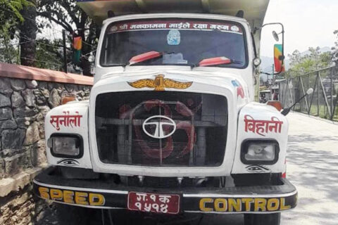 अबैध तरीकाले मर्दिखोलाबाट पोखरातिर बालुवा ल्याउँदै गरेको ट्रिपर प्रहरीको नियन्त्रणमा