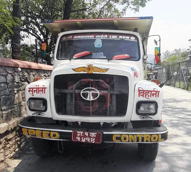 अबैध रुपमा नदीजन्य सामाग्री ब्प्केको ट्रिपर