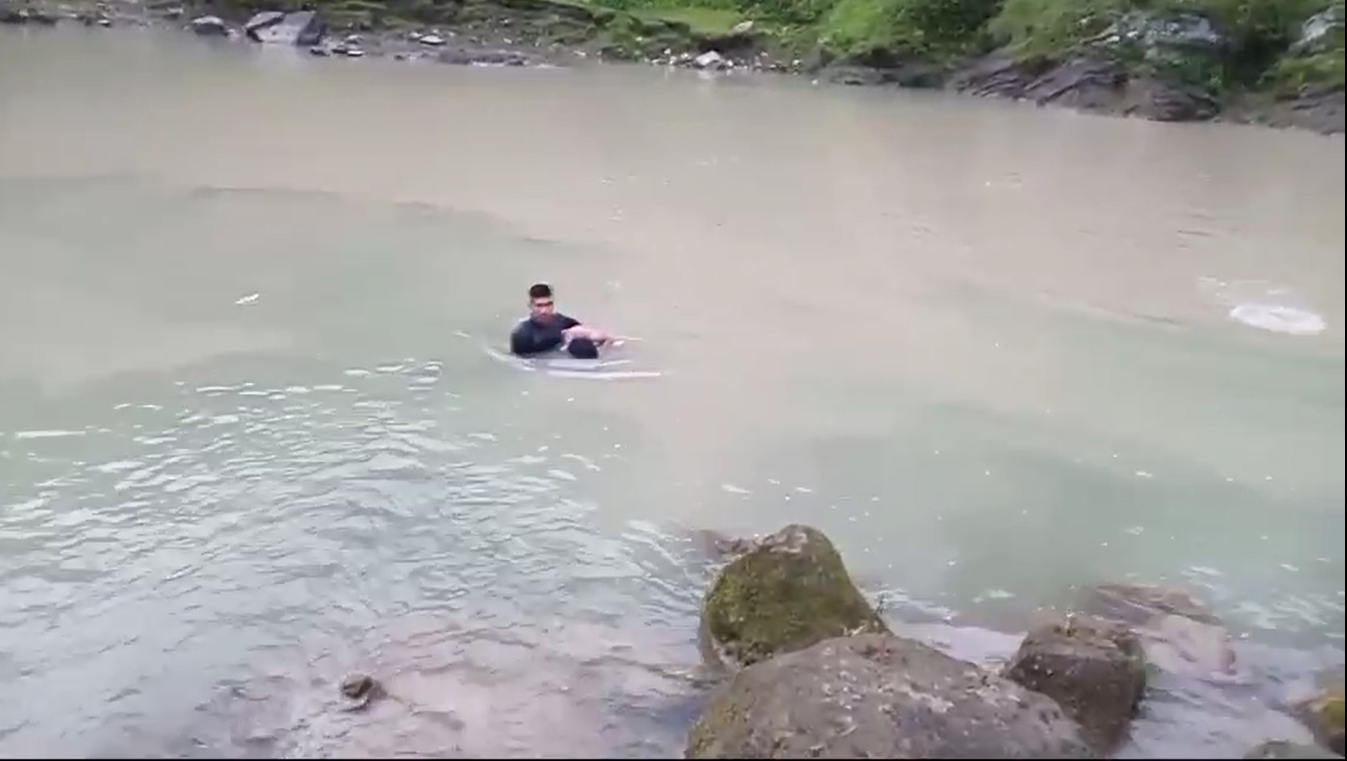 नदीबाट उद्धार गर्दै