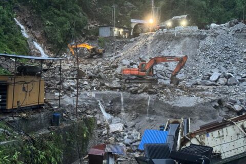 पहिरोले पुरिएर अरुण तेस्रो जलविद्युतका एक मजदुरको मृत्यु, दुई जना घाइते