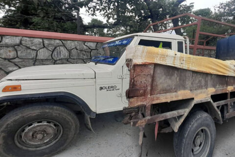 अबैध रुपमा ढुङ्गा चोरी निकासी गरेको भन्दै प्रहरीले ट्रिपर र बोलेरो समात्यो