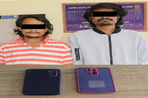पोखरामा महिलालाई लछारपछार गर्दै मोबाइल लुट्ने दुई युवा कर्याप्झ्याप