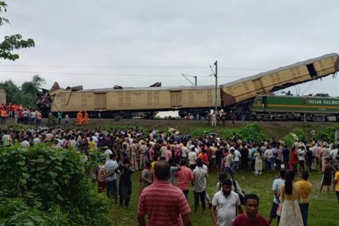 भारतको पश्चिम बंगालमा दुई वटा रेल एकापसमा ठोक्किए : पाँच जनाको मृत्यु
