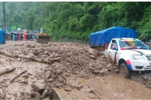 पहिरोले मुग्लिङ-काठमाण्डौ सडकको धादिङको गल्छीमा अवरुद्ध