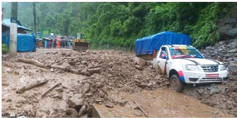 पहिरोले मुग्लिङ-काठमाण्डौ सडकको धादिङको गल्छीमा अवरुद्ध