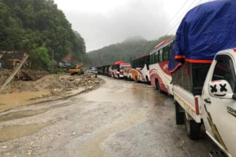 पहिरोले पृथ्वीराजमार्गको खैरेनी-दमौली खण्ड अवरुद्व : ठाउं-ठाउंमा पहिरो, सतर्कता अपनाएर यात्रा गर्न तनहुँ प्रहरीको अनुरोध