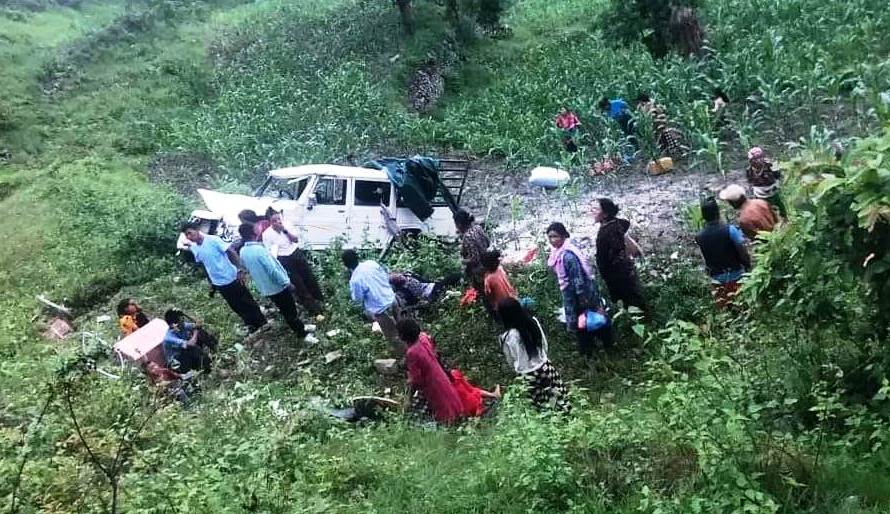 रामेछापको मन्थली नगरपालिका –७ भटौलीमा दुर्घटनामा परेको सुमो ।
