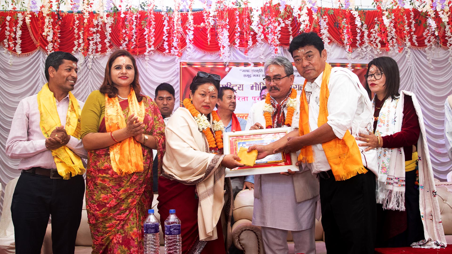राष्ट्रिय मौलिक कौराहा संरक्षण 
सोहि अधिवेशनका क्रममा मौलिक कौराहा संरक्षणमा महत्वपूर्ण भूमिका खेलेको भन्दै नवलपुरकी पत्रकार  शारदा झेडीमगरलाई राष्ट्रिय मौलिक कौराहा संरक्षण पत्रकारिता पुरस्कार–२०८१ बाट सम्मानित गरिएको थियो।  उनलाई  गण्डकी प्रदेश सभा सदस्य तथा पूर्व आन्तरिक मामिला तथा कानूनमन्त्री रोशन गाहामगरले दोसल्ला, सम्मानपत्र र नगद रु १० हजारसहित सम्मानित गरेका थिए।  


सो अवसरमा बोल्दै गाहामगरले मगर समुदाय शैक्षिक क्षेत्रमा कमजोर रहेकै कारण राजनीतिक तथा प्रशासनीक पहुुँचबाट पछाडि परेको धारणा राखे । सांसद गाहामगरले जनसंख्याको आधारमा मगर समुदाय तेस्रो समुदाय भएपनि शिक्षामा कमजोर हुँदा राज्यको नीति निर्माण तहमा पछाडि परेको उल्लेख गरे ।

उनले राज्यको निर्णायक तहमा पुग्नका लागि मगर समुदाय राजनीतिमा आउनुपर्ने बताए । उनले मगर समुदायको मात्र नभएर आदिवासी समुदायको संस्कार –सस्कृति पुस्तातन्रण गर्न आवश्यक रहेको बताए ।


</p srcset=