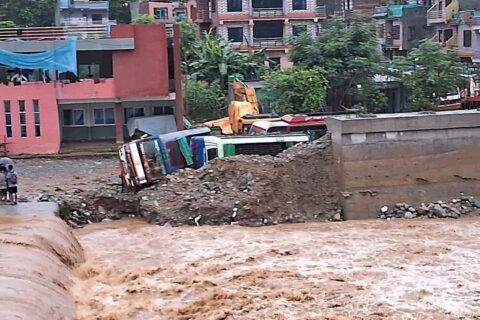 तनहुँमा बुल्दीखोलाको बाढीले पल्टायो, बसपार्कमा पार्किङ गरिएका दुई बस (फोटोसहित)