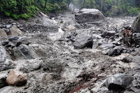 बाढीले मनाङ तिमाङखोलाको काठेपुल बगायो, बेंशीशहर–चामे सडक अवरुद्ध