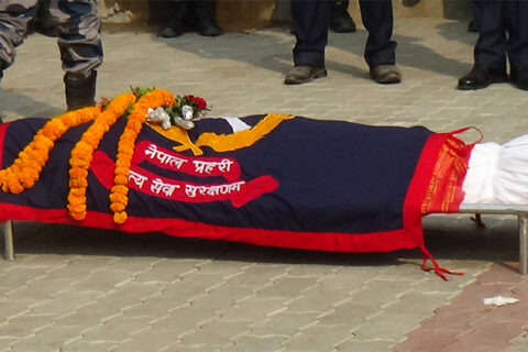 चितवनमा गएराती आफैले चलाएको मोटरसाइकल पल्टिदा बरिष्ठ प्रहरी हवल्दार श्रेष्ठको मृत्यु