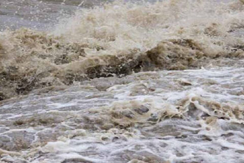 कागुवा खोलाले बगाउँदा सङ्खुवासभामा अरुण तेस्रोका एक मजदुर बेपत्ता