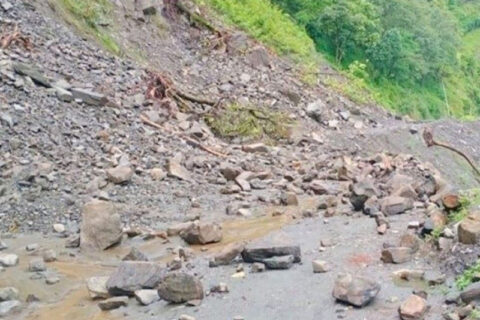 हेटौँडाबाट काठमाडौँ जाने दुईवटा सडक पहिरोले अवरुद्ध