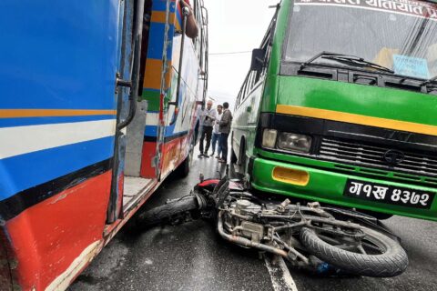 पोखरामा दुर्घटना : मोटरसाइकल एउटा बस र चालक अर्को नगर बसमुनि भेटियो