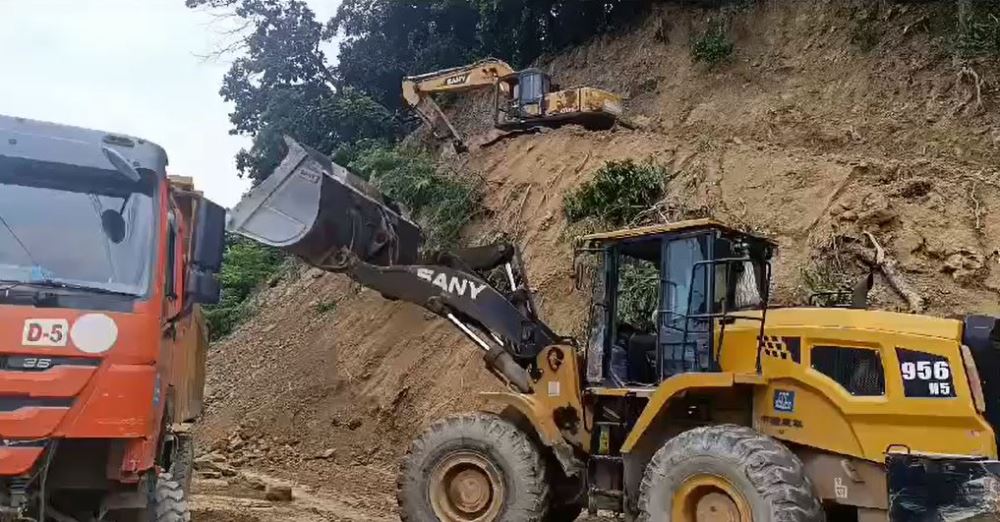 अवरुद्ध दाउन्ने सडक मर्मत हुँदै