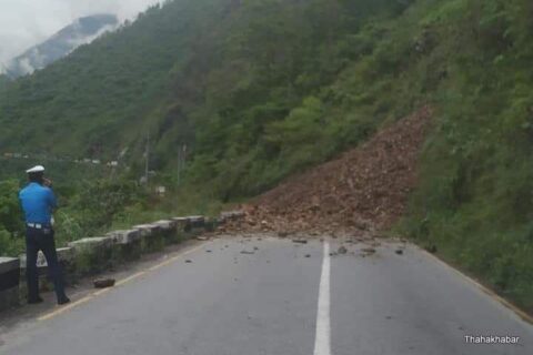 चितवनको इच्छाकामनामा पहिरो जाँदा पृथ्वी राजमार्ग अवरुद्ध