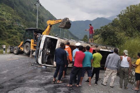 म्याग्दीमा बस दुर्घटनाग्रस्त : घाइतेहरुको बेनी अस्पतालमा उपचार हुँदै