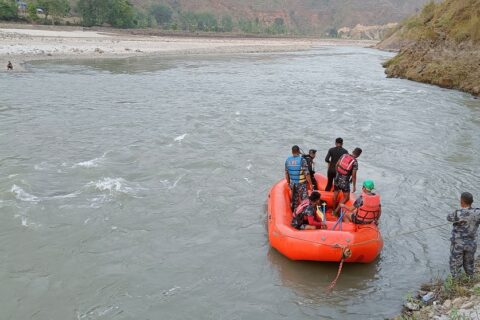 सुनकोशीमा कार खस्यो, एक जनाको उद्धार, कार र अन्य यात्रुको खोजी जारी