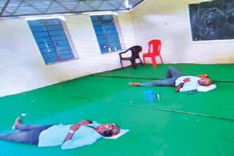 विद्यार्थीलाई खेल्न पठाएर कक्षाकोठामा शिक्षक र कार्यालय सहयोगी मस्त निद्रामा