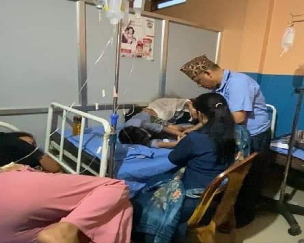 रुपन्देहीमा तीजको दर खाँदा बिरामी परेपछिउ उपचार हुँदै