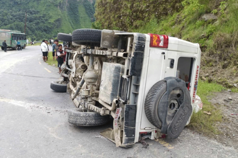 पर्वतमा एम्बुलेन्स र बस ठोक्किए : एम्बुलेन्सका चार जना घाइते