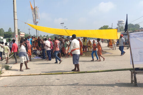 सिन्धुलीस्थित बोर्डिङ स्कुलको होस्टलमा बालकको मृत्यु : धनुषाको जनकपुर-ढल्केवर सडकखण्ड चक्काजाम