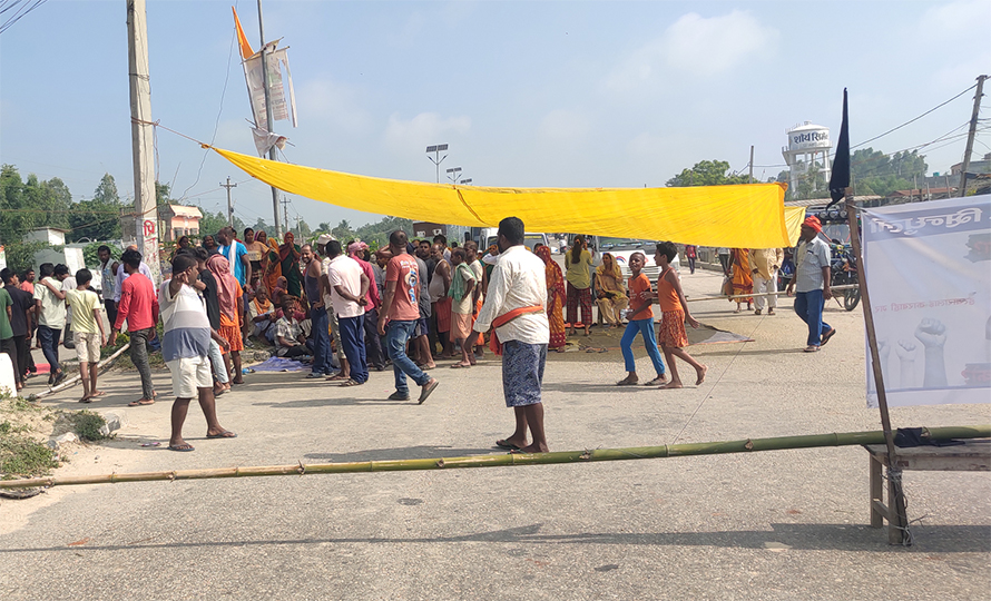 धनुषाको जनकपुर-ढल्केवर सडकखण्डमा भएको चक्काजाम